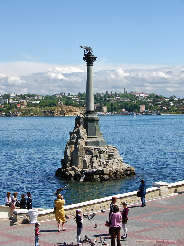 Памятник затопленным кораблям на День Пионерии