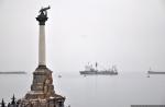 Корабль преграждает выход из бухты Севастополя